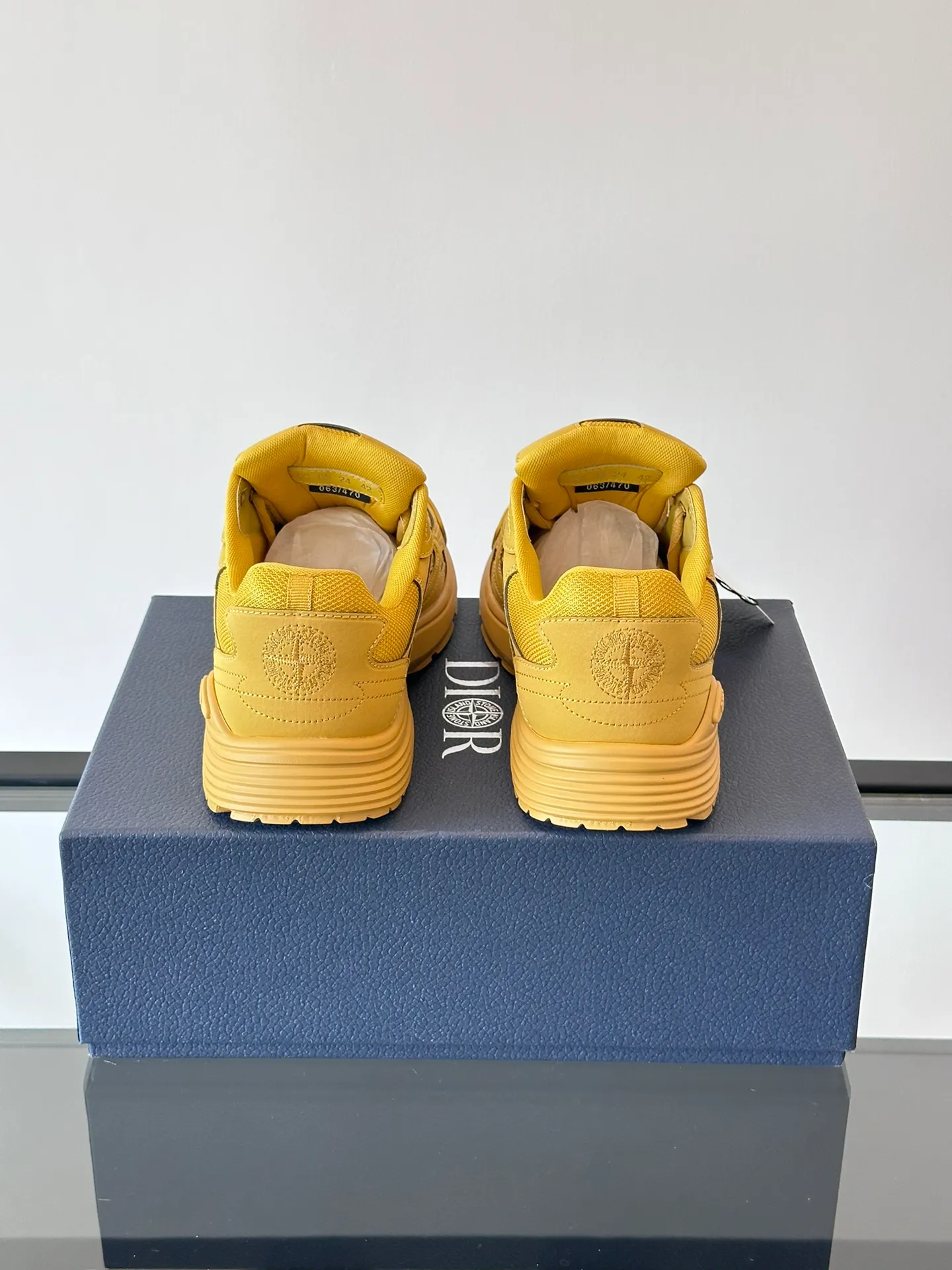 p400《Dio*》Dior B30 series sports shoes, multi-color mesh fabric and multi-color technical fabrics, this season's new B30 low-top sports shoes are one of the flagship styles of the series. Crafted from multicolor mesh and technical fabrics, it's finished with a reflective "CD30" graphic and silver-toned "DIOR B30" and "CD30" logos on the heel and tongue. An extra-light, sculpted rubber sole with signature accents adds style, while internal stretch details create ideal comfort. It can be matched with various casual styles to show a fashionable and modern sports style. Size: 38-44 (45-46 customized)